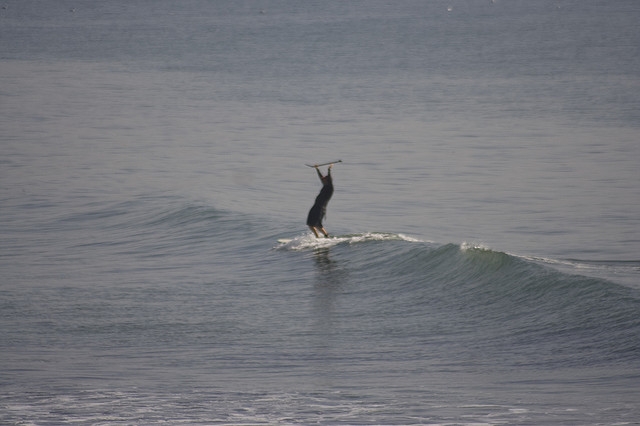 manteniendo el equilibrio haciendo paddle surf